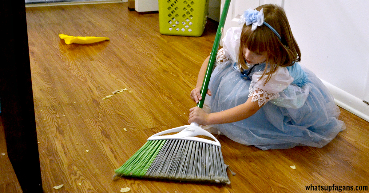 Get your young kids cleaning and helping with this easy, simple chore chart - FREE Printable.