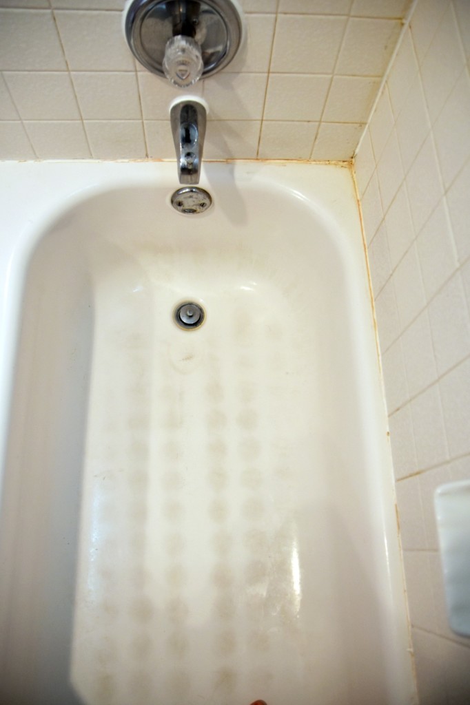Sparkling Clean Bathtub, How To Clean A Dingy Bathtub