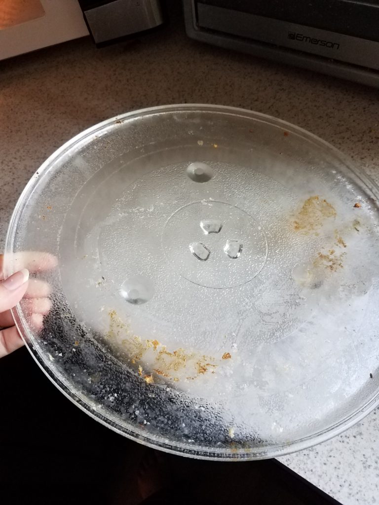 how to clean microwave plate 