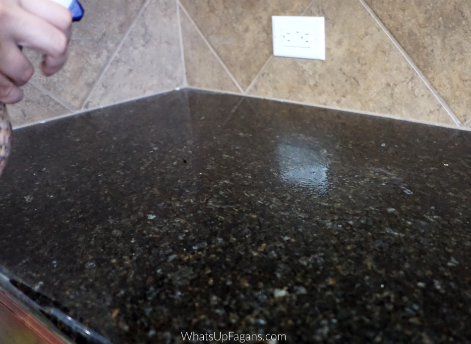 opryskiwanie ręczne clear Bar Keepers Friend granite cleaner, który jest najlepszym środkiem do czyszczenia granitu dostępnym i niedrogim